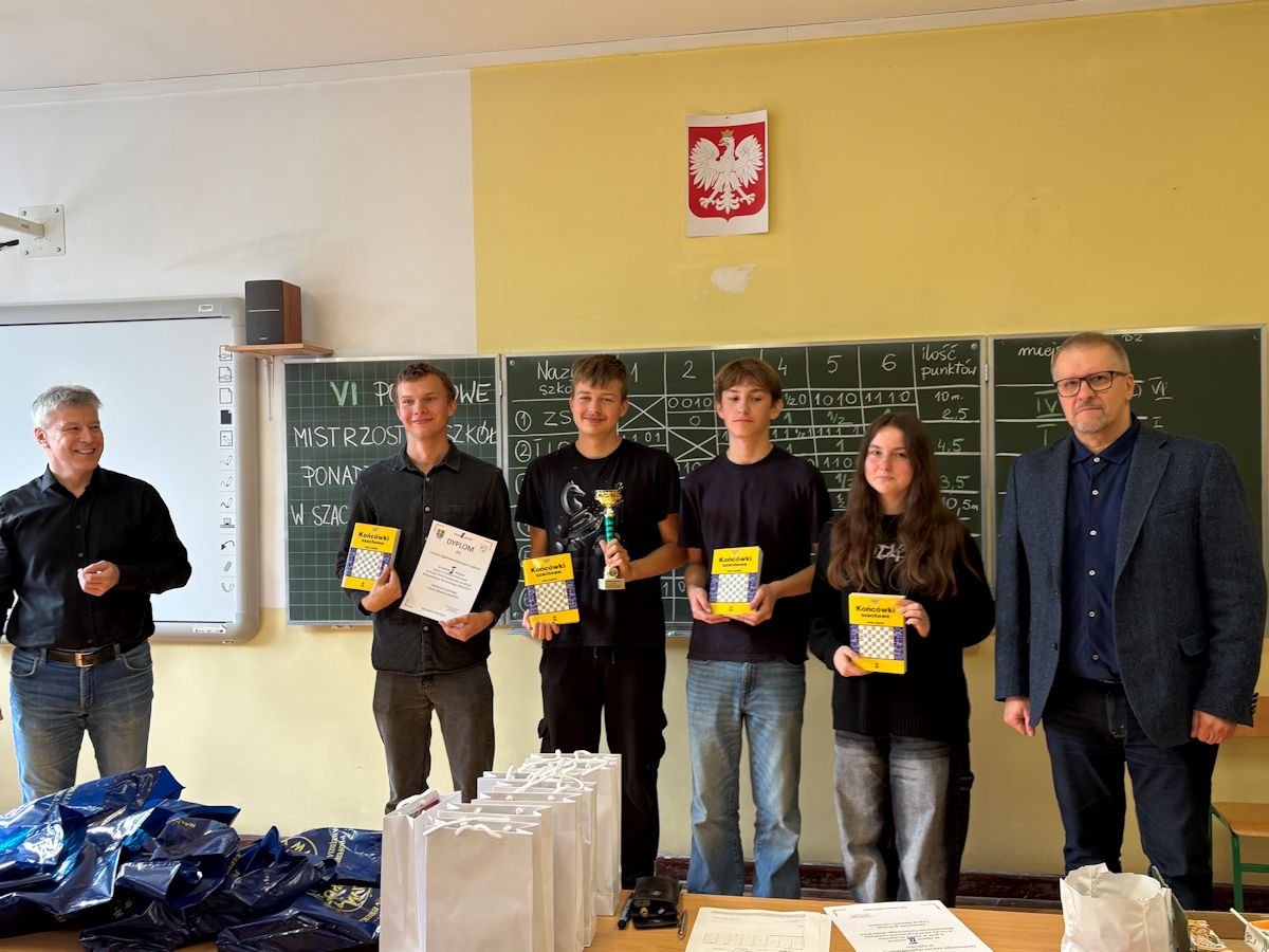 ♟️🏆 Sukces goni sukces — I LO mistrzem powiatu w szachach drużynowych!