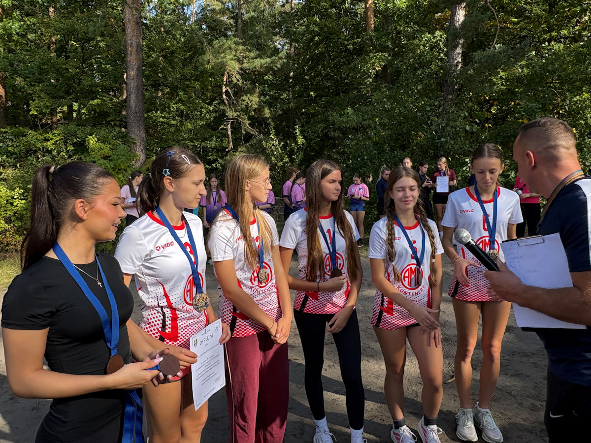 🏃‍♀️🏃‍♂️ Złoto i srebro dla I LO w sztafetowych biegach przełajowych!
