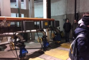 Widoczne pompy i pod nimi podziemne zbiorniki ścieków