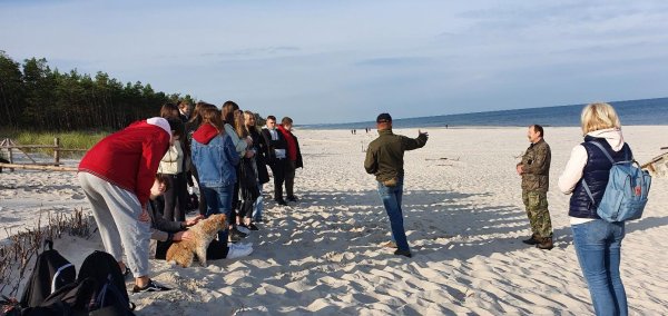 zdjęcie - warsztaty ochrony wybrzeża Bałtyku z Urzędem Morskim w Gdyni, sadzenie traw morskich na wydmach