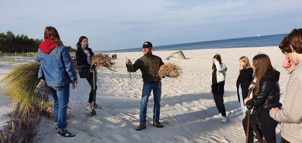 zdjęcie - warsztaty ochrony wybrzeża Bałtyku z Urzędem Morskim w Gdyni, sadzenie traw morskich na wydmach