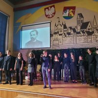 Dzisiaj obchodziliśmy Święto Patrona naszej Szkoły- Stefana Żeromskiego. Uroczystą akademię otworzyła Pani Dyrektor Katarzyna Wach, która w&nbsp;swoim przemówieniu odniosła się do osoby Stefana Żeromskiego i&nbsp;jego dzieł.