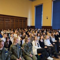 Dzisiaj obchodziliśmy Święto Patrona naszej Szkoły- Stefana Żeromskiego. Uroczystą akademię otworzyła Pani Dyrektor Katarzyna Wach, która w&nbsp;swoim przemówieniu odniosła się do osoby Stefana Żeromskiego i&nbsp;jego dzieł.