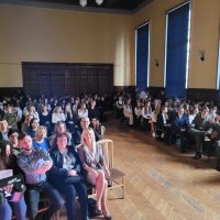 Dzisiaj obchodziliśmy Święto Patrona naszej Szkoły- Stefana Żeromskiego. Uroczystą akademię otworzyła Pani Dyrektor Katarzyna Wach, która w&nbsp;swoim przemówieniu odniosła się do osoby Stefana Żeromskiego i&nbsp;jego dzieł.