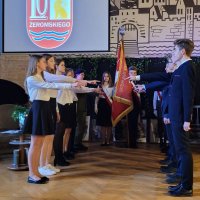 Dzisiaj obchodziliśmy Święto Patrona naszej Szkoły- Stefana Żeromskiego. Uroczystą akademię otworzyła Pani Dyrektor Katarzyna Wach, która w&nbsp;swoim przemówieniu odniosła się do osoby Stefana Żeromskiego i&nbsp;jego dzieł.