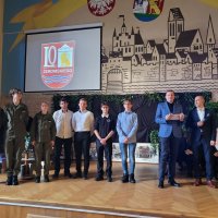 Dzisiaj obchodziliśmy Święto Patrona naszej Szkoły- Stefana Żeromskiego. Uroczystą akademię otworzyła Pani Dyrektor Katarzyna Wach, która w&nbsp;swoim przemówieniu odniosła się do osoby Stefana Żeromskiego i&nbsp;jego dzieł.