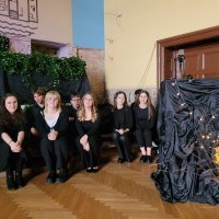 Dzisiaj obchodziliśmy Święto Patrona naszej Szkoły- Stefana Żeromskiego. Uroczystą akademię otworzyła Pani Dyrektor Katarzyna Wach, która w&nbsp;swoim przemówieniu odniosła się do osoby Stefana Żeromskiego i&nbsp;jego dzieł.