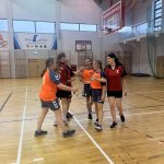 Na zdjęcie - zawody w koszykówce 3 x 3 