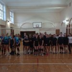 Z okazji Święta Szkoły odbyły się w naszej szkole turnieje:  piłki siatkowej dziewcząt i chłopców w kategorii klas - na zdjęciu uczestnicy turnieju