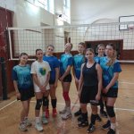 Z okazji Święta Szkoły odbyły się w naszej szkole turnieje:  piłki siatkowej dziewcząt i chłopców w kategorii klas - na zdjęciu uczestnicy turnieju