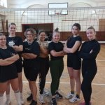 Z okazji Święta Szkoły odbyły się w naszej szkole turnieje:  piłki siatkowej dziewcząt i chłopców w kategorii klas - na zdjęciu uczestnicy turnieju