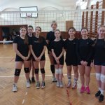 Z okazji Święta Szkoły odbyły się w naszej szkole turnieje:  piłki siatkowej dziewcząt i chłopców w kategorii klas - na zdjęciu uczestnicy turnieju