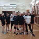 Z okazji Święta Szkoły odbyły się w naszej szkole turnieje:  piłki siatkowej dziewcząt i chłopców w kategorii klas - na zdjęciu uczestnicy turnieju