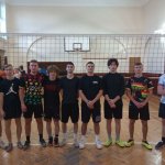 Z okazji Święta Szkoły odbyły się w naszej szkole turnieje:  piłki siatkowej dziewcząt i chłopców w kategorii klas - na zdjęciu uczestnicy turnieju