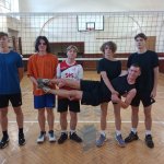 Z okazji Święta Szkoły odbyły się w naszej szkole turnieje:  piłki siatkowej dziewcząt i chłopców w kategorii klas - na zdjęciu uczestnicy turnieju