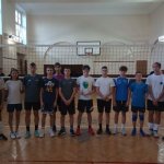 Z okazji Święta Szkoły odbyły się w naszej szkole turnieje:  piłki siatkowej dziewcząt i chłopców w kategorii klas - na zdjęciu uczestnicy turnieju