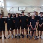 Z okazji Święta Szkoły odbyły się w naszej szkole turnieje:  piłki siatkowej dziewcząt i chłopców w kategorii klas - na zdjęciu uczestnicy turnieju