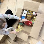 Dnia 15.12 zawieźliśmy paczki z żywnością, środkami czystości, odzieżą, regałem oraz upominkiem niespodzianką dla Pana Karola do punktu odbioru Szlachetnej Paczki