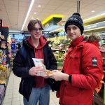 Dnia 15.12 zawieźliśmy paczki z żywnością, środkami czystości, odzieżą, regałem oraz upominkiem niespodzianką dla Pana Karola do punktu odbioru Szlachetnej Paczki