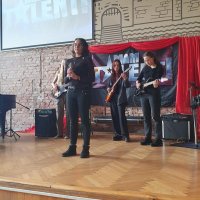 Pierwszy dzień wiosny młodzież naszego Liceum powitała w auli szkoły prezentując swoje talenty w TALENT SHOW