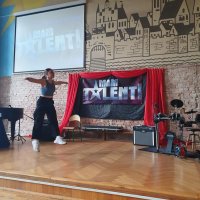 Pierwszy dzień wiosny młodzież naszego Liceum powitała w auli szkoły prezentując swoje talenty w TALENT SHOW