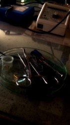 Zdjęcie przedstawia narzędzia użyte do konstrukcji przewodów