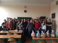 Paczki mikołajkowe dla potrzebujących od uczniów I&nbsp;Liceum Ogólnokształcącego